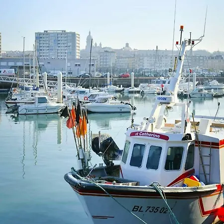 Au Bord Des Quais Face Port *